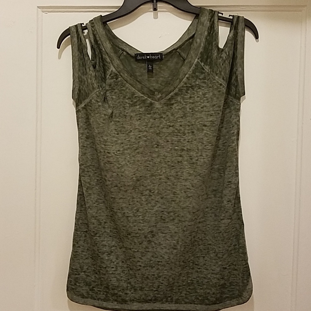 Derek💚heart cold shoulder top